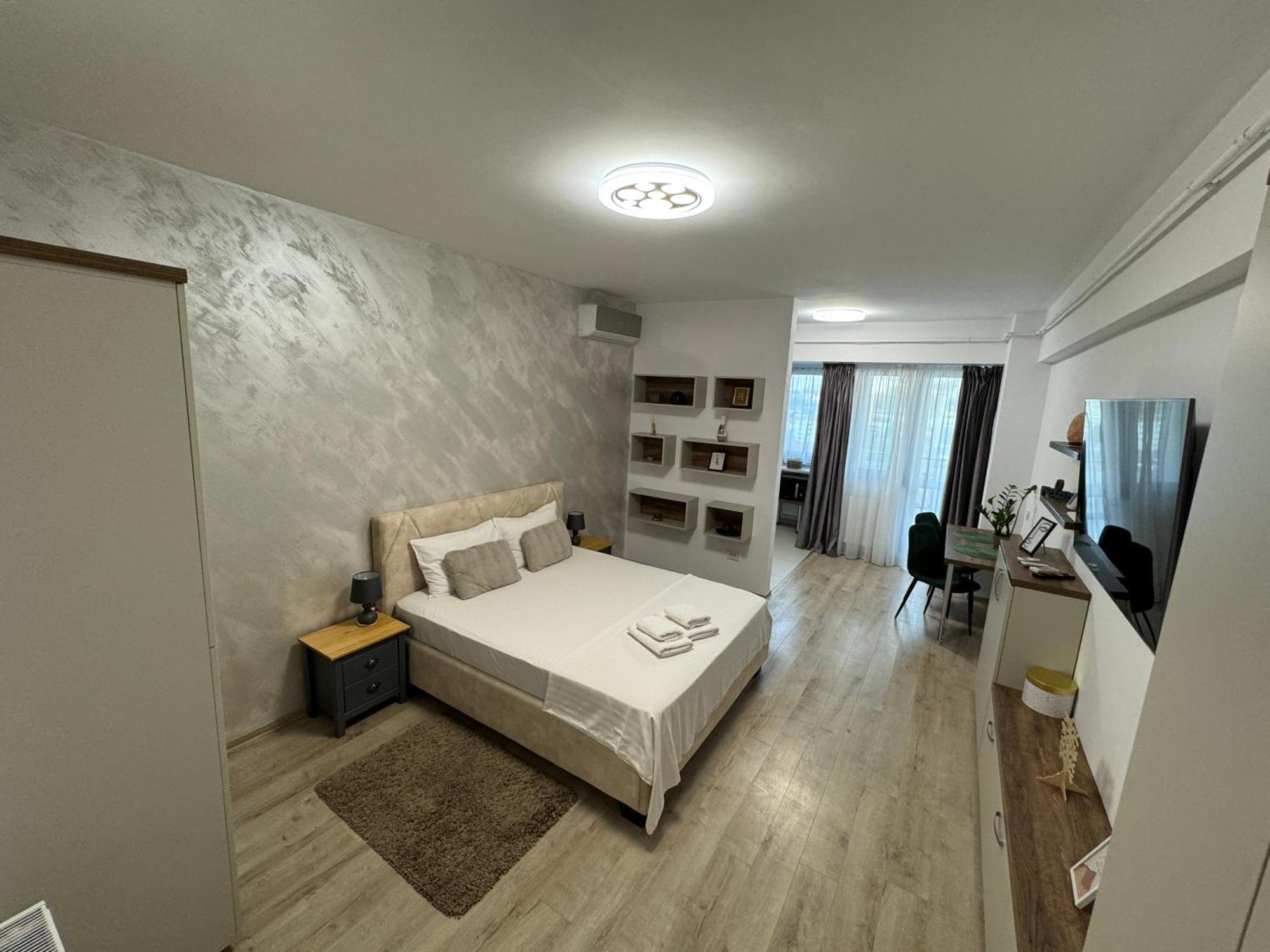 Lazar - Center *